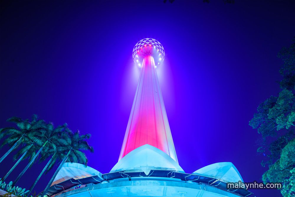 Tháp Menara về đêm
