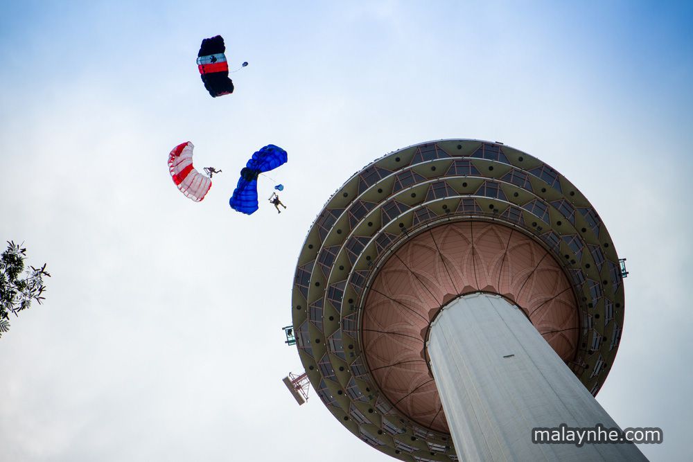 Nhảy dù tại tháp Menara KL