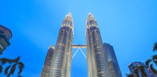 Cận cảnh tháp đôi Petronas