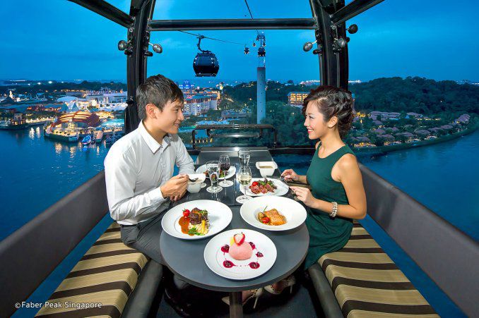 Bữa ăn tối sẽ thật sự lãng mạn và ngọt ngào khi nhìn từ trên cao