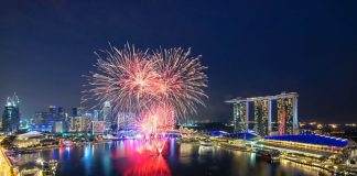 Pháo hoa rực rỡ trong đêm giao thừa ở Marina Bay - Singapore
