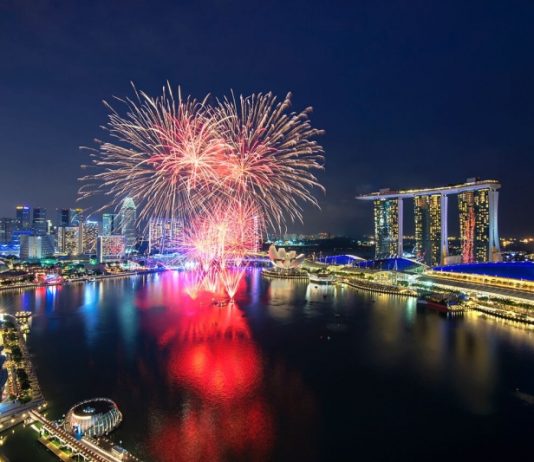 Pháo hoa rực rỡ trong đêm giao thừa ở Marina Bay - Singapore