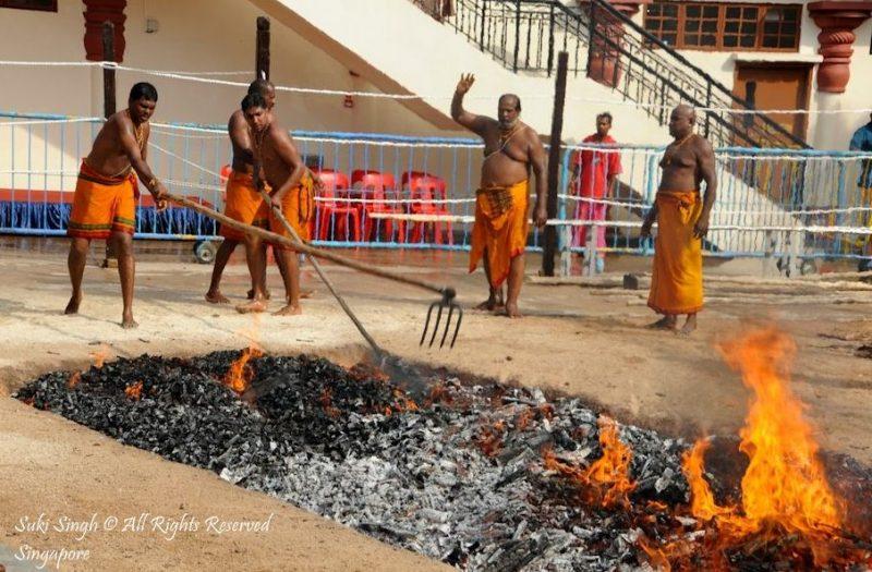 Lễ hội đi trên lửa Theemidhi