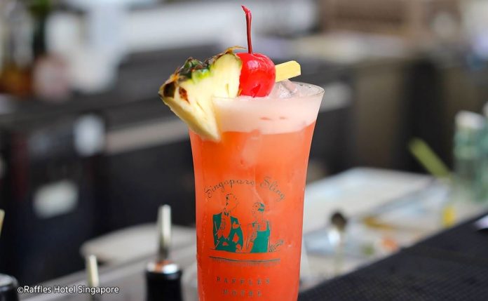 Thưởng thức cocktail tuyệt đỉnh Singapore Sling ở Raffles Long Bar