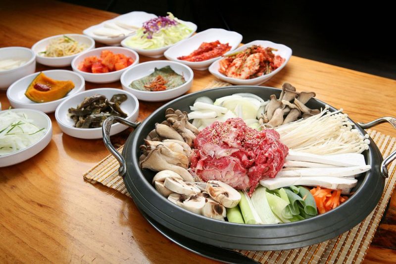 Bulgogi là món bò xào thường xuyên xuất hiện trong phim Hàn