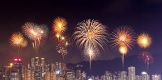 Bắn pháo hoa trên vịnh Victoria ở Hồng Kông vào dịp Tết Nguyên Đán