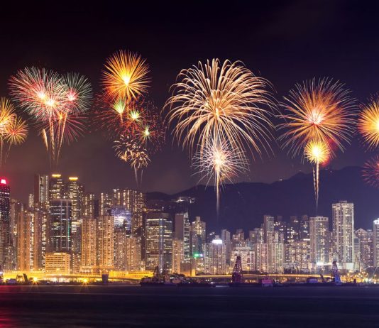Bắn pháo hoa trên vịnh Victoria ở Hồng Kông vào dịp Tết Nguyên Đán
