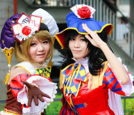 Hai cô gái đang cosplay nhân vật trong manga