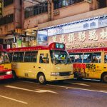 Những chiếc xe bus ở khu Mong Kok vào ban đêm