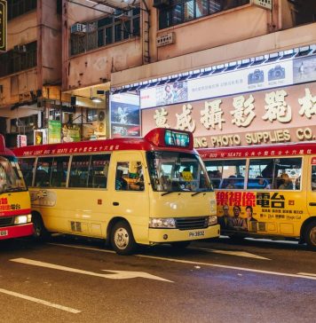 Những chiếc xe bus ở khu Mong Kok vào ban đêm