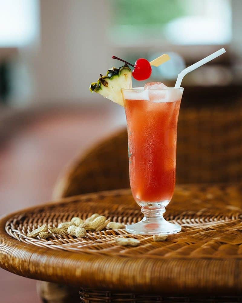 Thưởng thức cocktail tuyệt đỉnh Singapore Sling ở Raffles Long Bar