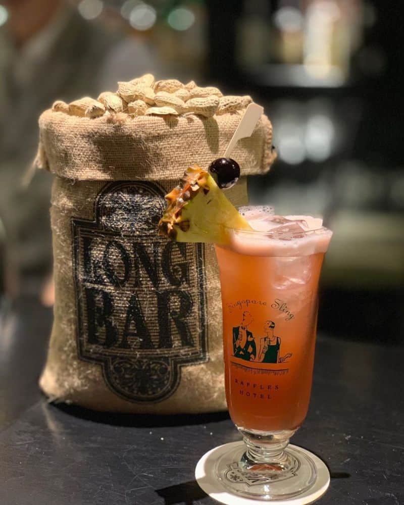 Thưởng thức cocktail tuyệt đỉnh Singapore Sling ở Raffles Long Bar