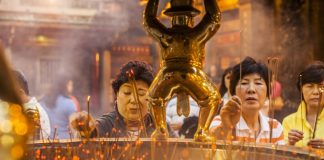 Người dân lễ phật tại chùa Long Sơn - Đài Loan
