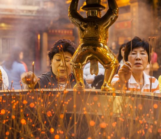 Người dân lễ phật tại chùa Long Sơn - Đài Loan