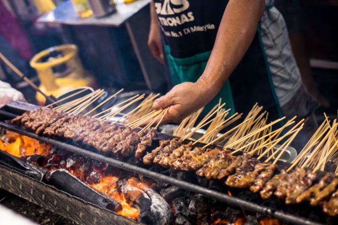 Thịt nướng là món ăn vặt phổ biến ở Singapore / Shutterstock