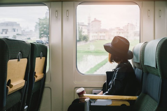 Du lịch bằng đường sắt là một trong những trải nghiệm đậm chất Nhật