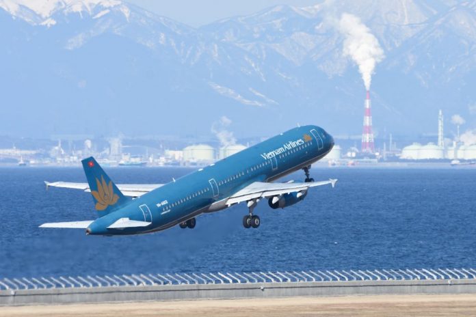 Máy bay Vietnam Airline đang cất cánh từ sân bay Nagoya