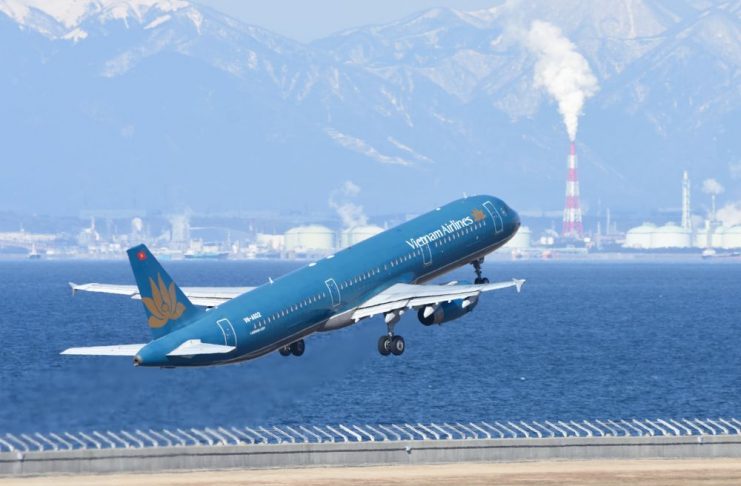 Máy bay Vietnam Airline đang cất cánh từ sân bay Nagoya
