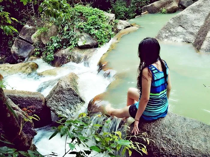 Dòng suối trong vắt tại Suối Đá Vũng Tàu, địa điểm thư giãn và dã ngoại tự nhiên.