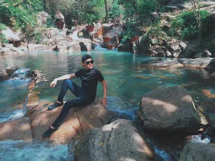 Hồ nước nhỏ sạch sẽ tại Suối Đá, nơi du khách tận hưởng hoạt động vui chơi và tắm mát.