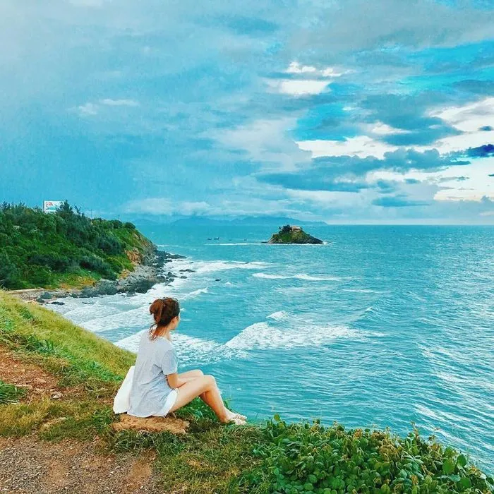 Mũi Nghinh Phong, địa điểm check-in độc đáo với cảnh quan biển hùng vĩ.