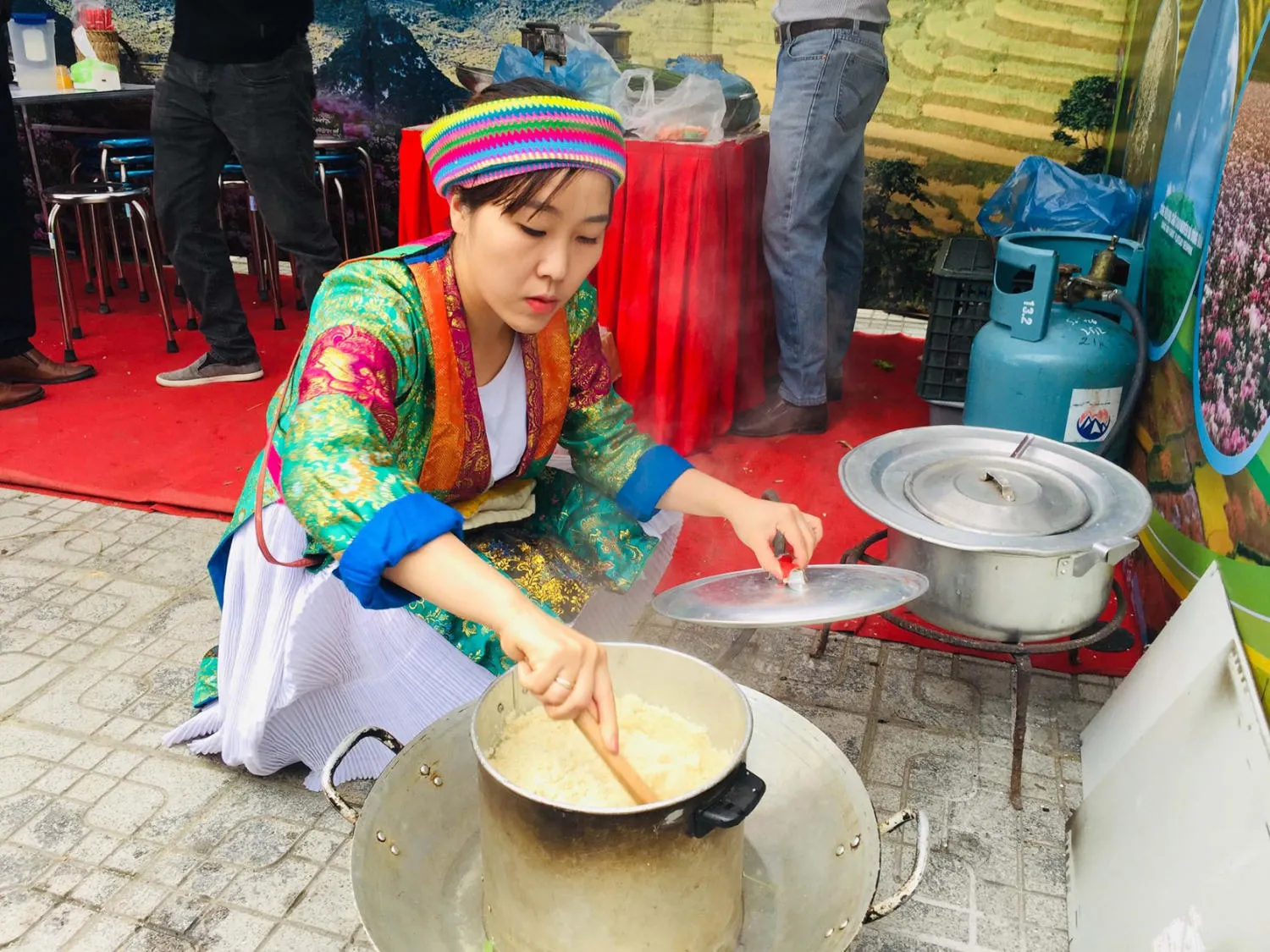 Dự trù chi phí ăn uống các món đặc sản Hà Giang như Thắng Cố, Lẩu Gà Đen