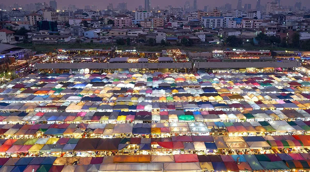 Chợ đêm Talat Rot Fai lung linh ánh đèn, trải nghiệm mua sắm độc đáo cho chuyến đi Bangkok tự túc