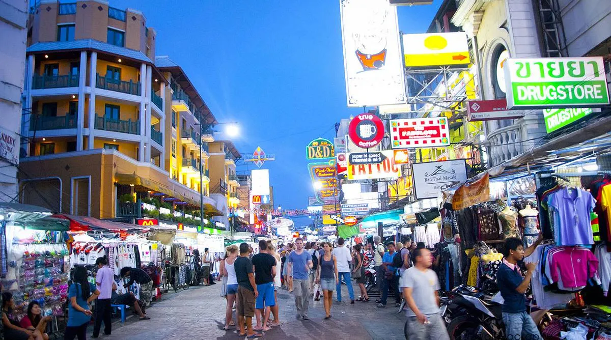 Khung cảnh náo nhiệt của Phố Tây Khao San Road, nơi giải trí không thể thiếu trong lịch trình Bangkok tự túc