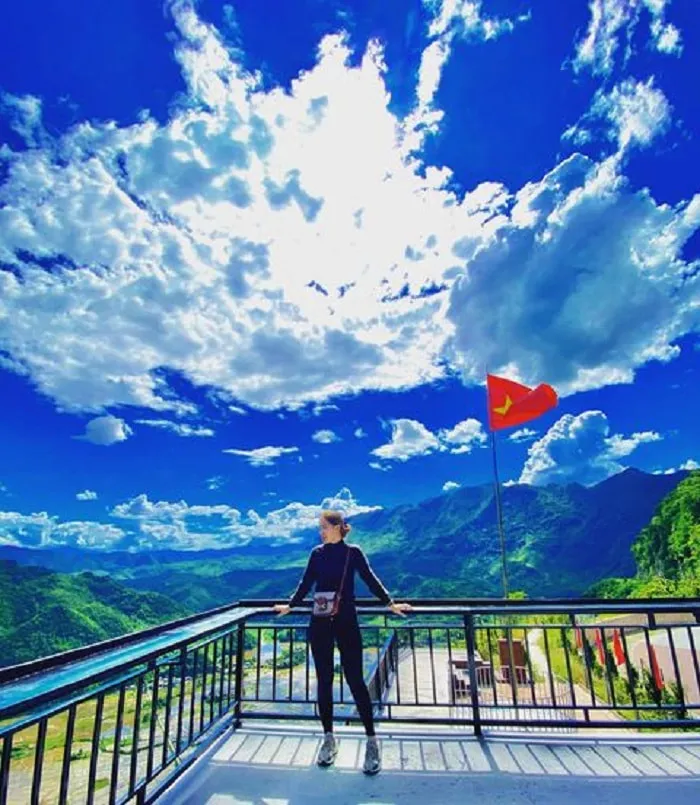 Cột Cờ Mai Châu nhìn xuống thung lũng, điểm ngắm cảnh tuyệt vời khi du lịch Hoà Bình tự túc.