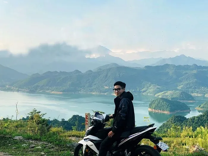 Xe khách chuyên tuyến Hà Nội - Hòa Bình, phương tiện phổ biến cho hành trình du lịch tự túc.