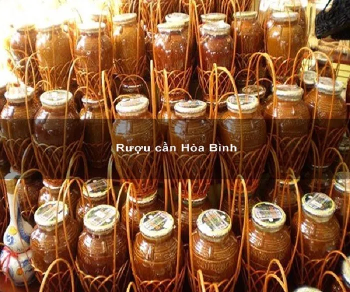 Rượu cần men lá truyền thống, món quà văn hóa độc đáo từ chuyến du lịch Hoà Bình tự túc.