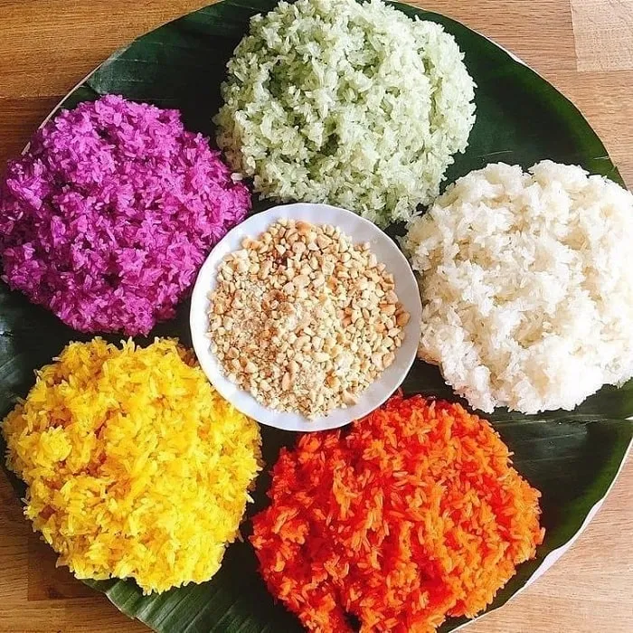 Xôi nếp nương ngũ sắc thơm dẻo, món ăn truyền thống của đồng bào Mường và Thái tại Hòa Bình.