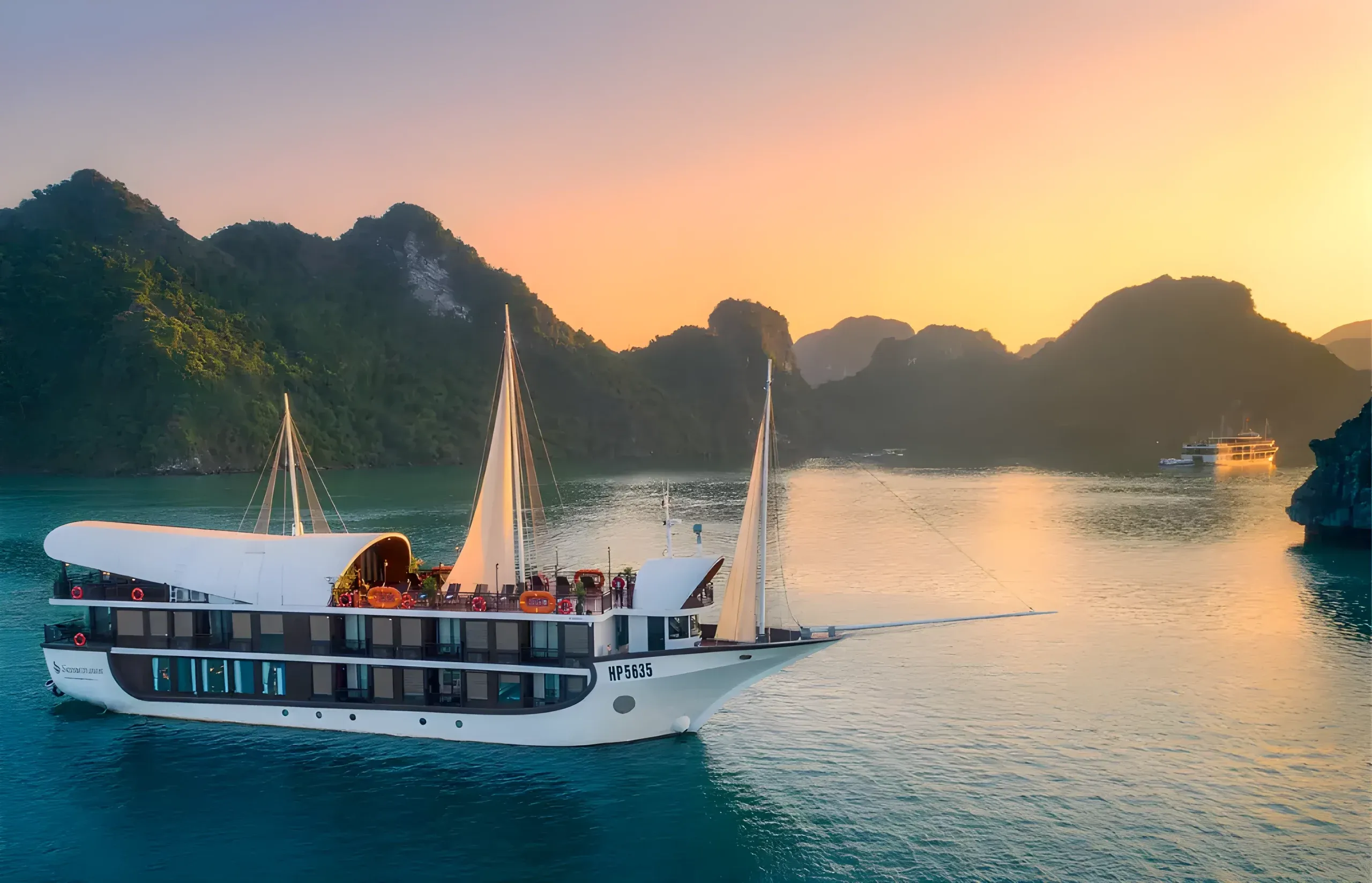 Tàu tham quan Vịnh Hạ Long, trải nghiệm không thể thiếu khi du lịch tự túc