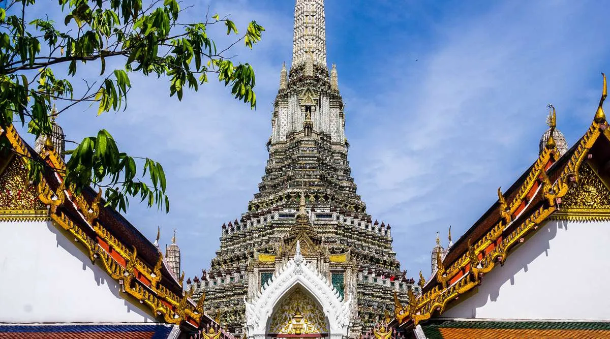 Wat Arun (Đền Bình Minh) với kiến trúc tinh xảo bên sông Chao Phraya, chi tiết cho lịch trình du lịch Bangkok