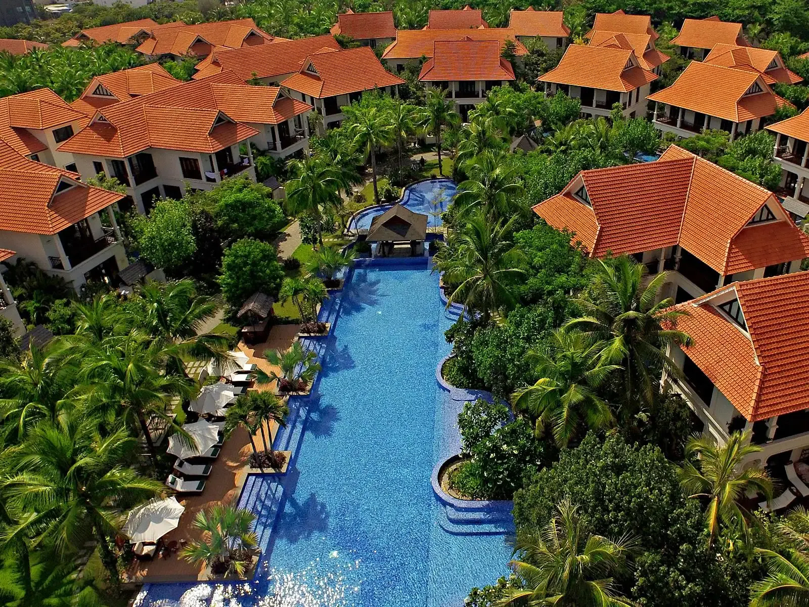 Khách Sạn 5 Sao Đà Nẵng Gần Biển Mỹ Khê: Phân Tích Chuyên Sâu Các Khu Nghỉ Dưỡng Hàng Đầu Khách sạn 5 sao Đà Nẵng gần biển Mỹ Khê - Không gian xanh mát và hồ bơi riêng biệt tại Furama Villas Danang