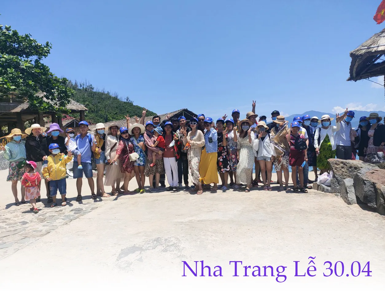 Chiếc cano đang đưa khách du lịch khám phá vẻ đẹp của vịnh biển xanh mát