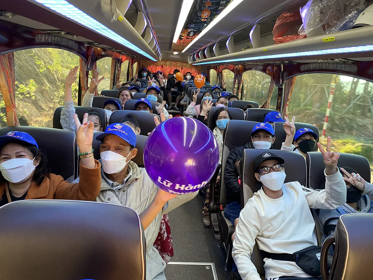 Du khách đang chuẩn bị lên cano tại cảng du lịch để khám phá các hòn đảo