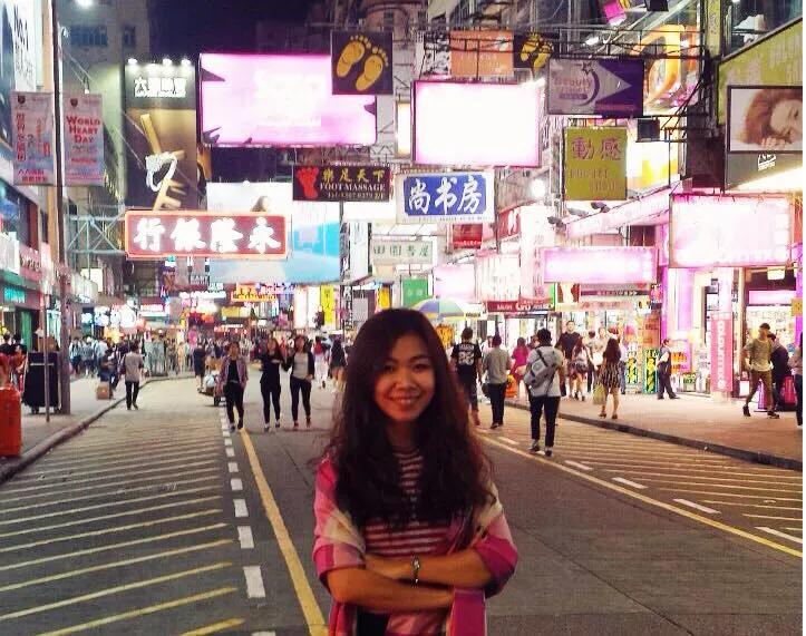 Hình ảnh chụp một góc phố đông đúc tại chợ đêm Mong Kok, thể hiện sự náo nhiệt của khu Kowloon