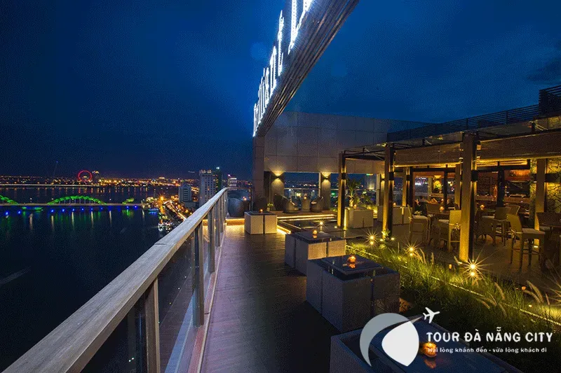 Ban đêm ở sân thượng khách sạn