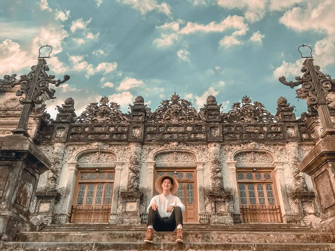 Hình ảnh du khách check-in tại một điểm du lịch ở Huế