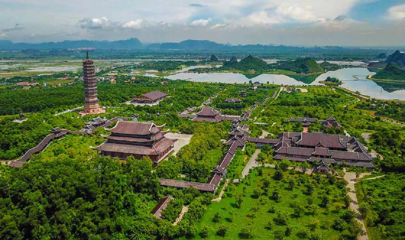 Chiêm ngưỡng vẻ đẹp cổ kính của Chùa Trấn Quốc, điểm đến tâm linh trong các tour du lịch trong nước