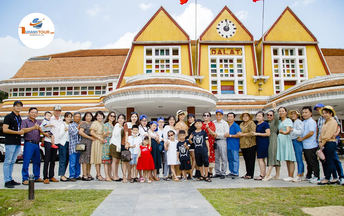 Khách du lịch đang thưởng thức cảnh đẹp trên tàu tham quan vịnh