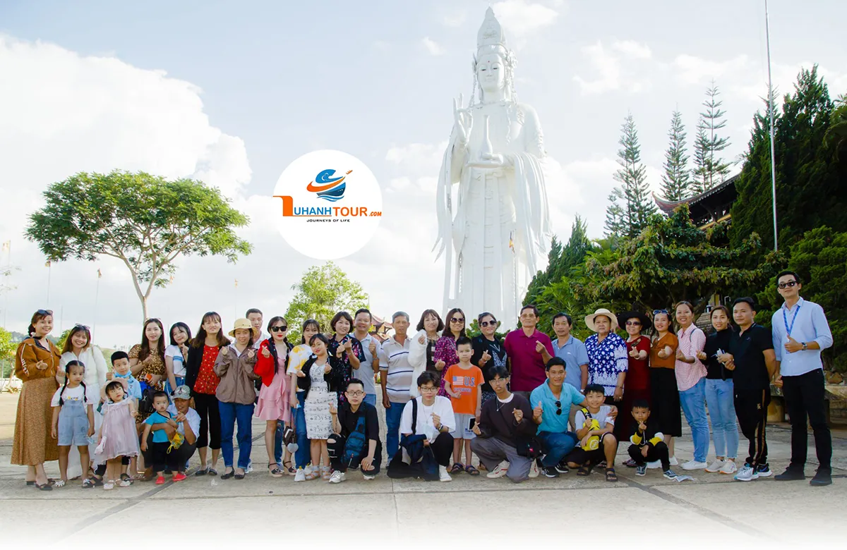 Một nhóm khách du lịch đang chụp ảnh lưu niệm vui vẻ bên bờ biển sau chuyến đi