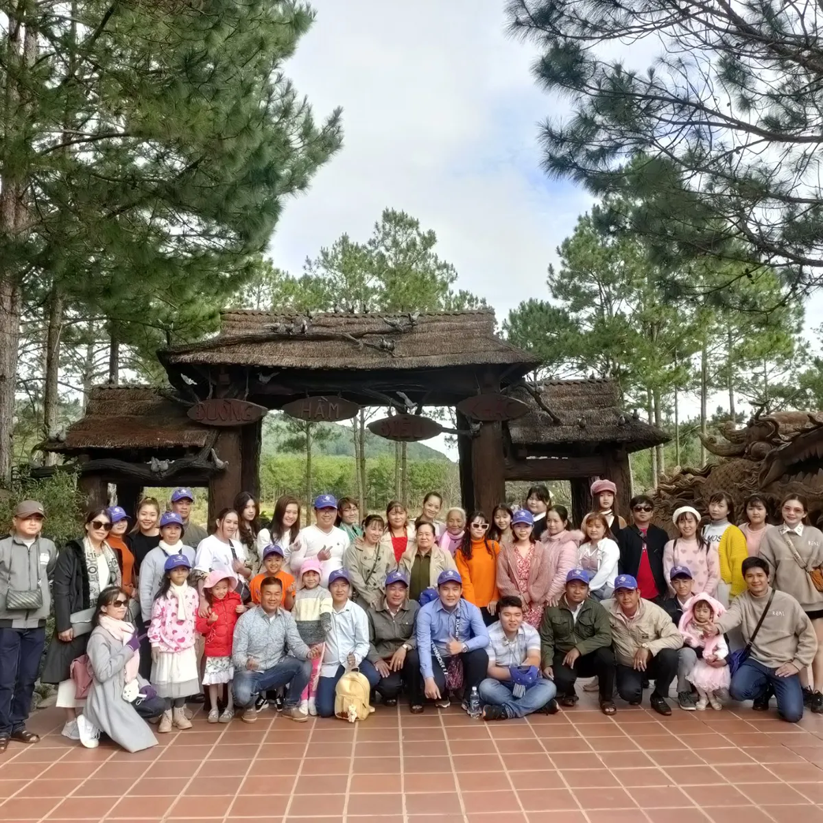 Nhóm du khách chụp ảnh kỷ niệm tại một điểm tham quan trên đảo