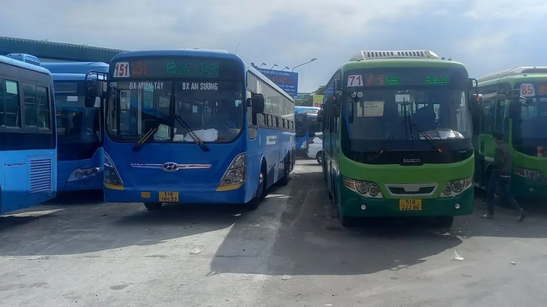 Đội xe buýt phục vụ các tuyến đường đến Bến xe An Sương Quận 12