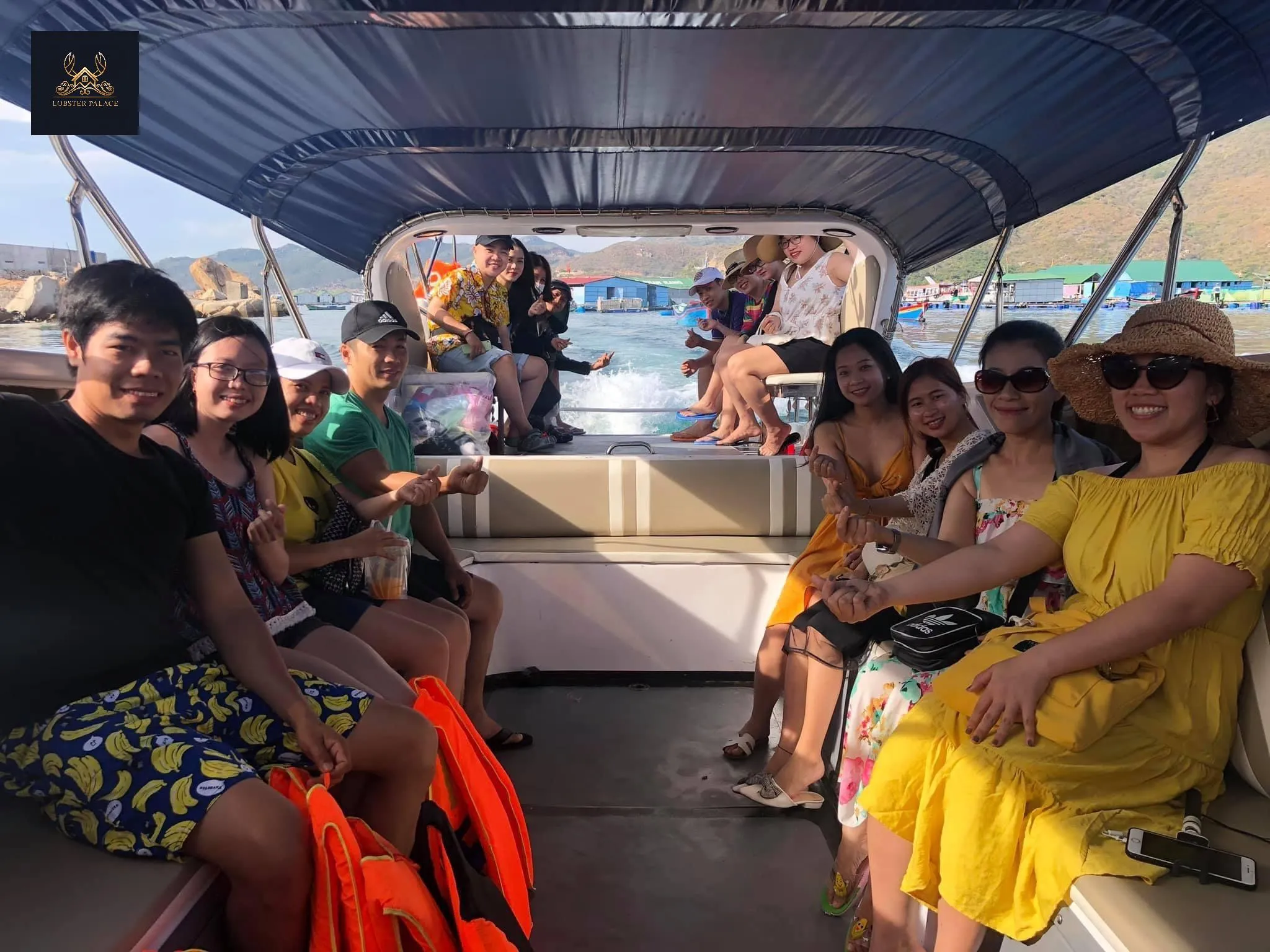 Cano và tàu gỗ là phương tiện di chuyển ra đảo Bình Ba từ cảng Ba Ngòi