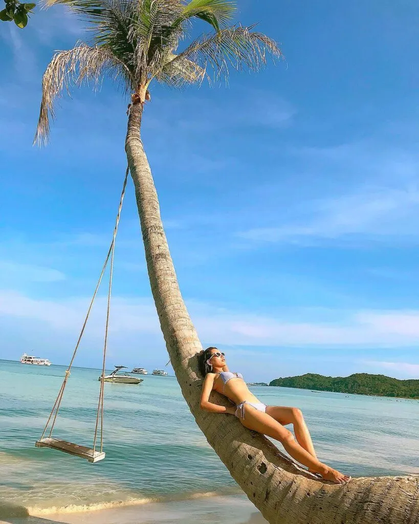 Bãi Sao Phú Quốc với bãi cát trắng mịn và nước biển xanh ngọc, điểm đến nổi bật trong hành trình 2 ngày 1 đêm