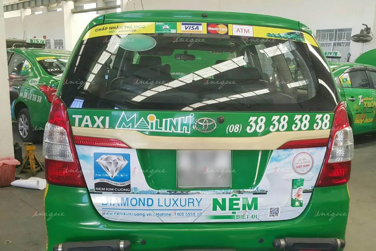 Chiến lược dán quảng cáo trên kính sau xe taxi để tiếp cận giao thông phía sau