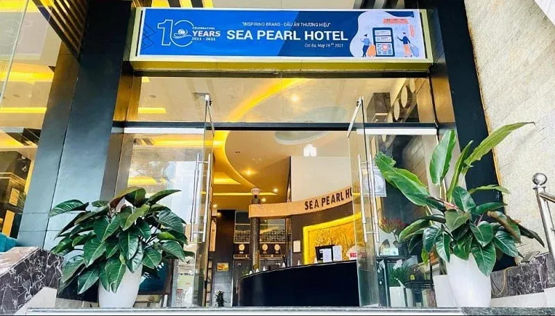 Mặt tiền Sea Pearl Hotel Cat Ba với kiến trúc kết hợp hiện đại và cổ điển