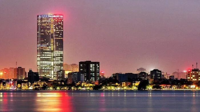 Hình ảnh một khu vực nhà hàng hoặc quán ăn đường phố sôi động gần Đại học Cần Thơ, nhấn mạnh sự tiện lợi của các dịch vụ xung quanh nhà nghỉ gần đại học cần thơ.